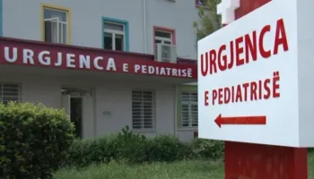 Mbërriti në gjendje të rëndë në pediatrinë e Korçës, niset drejt Tiranës foshnja 2-muajshe