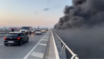 Mbetjet digjen në anë të rrugës në Milot, autostrada mbushet plot me tym