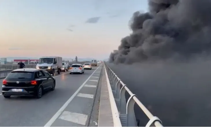 Mbetjet digjen në anë të rrugës në Milot, autostrada mbushet plot me tym