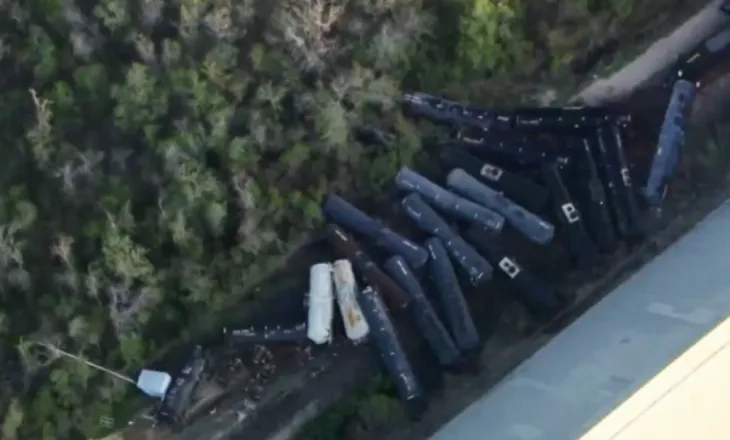 Mbi 24 vagona treni dalin nga shinat në Teksas të SHBA-së