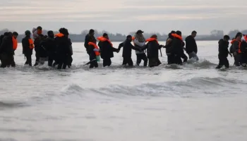 Mbi 250 emigrantë kalojnë kanalin nga Franca drejt Anglisë pas qetësimit të detit