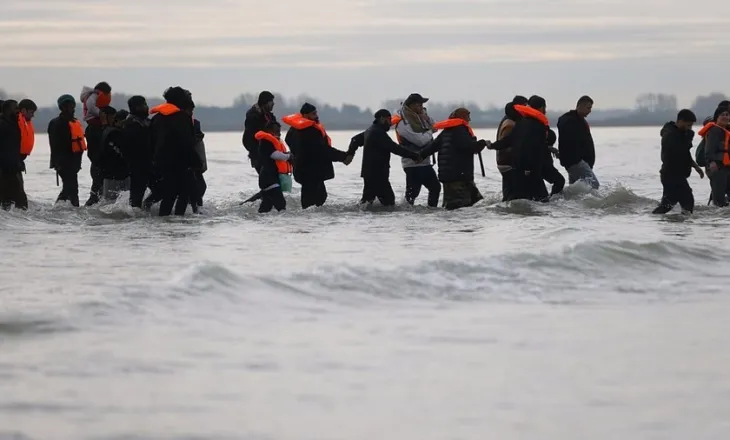 Mbi 250 emigrantë kalojnë kanalin nga Franca drejt Anglisë pas qetësimit të detit