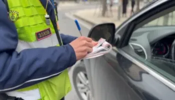 Mbi 7 mijë gjoba dhe 19 të arrestuar në Elbasan, policia apel shoferëve: Respektoni rregullat!