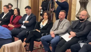 Mbledhja e Grupit Parlamentar të PS, Spiropali dhe Braçe ulen në fund të sallës