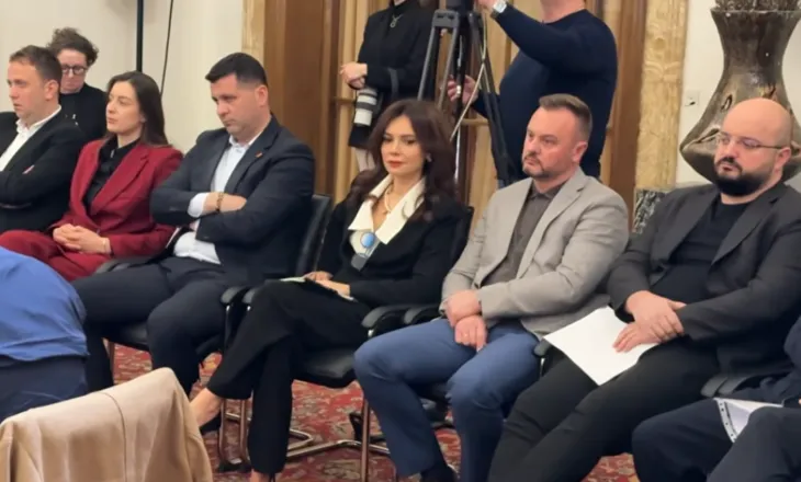 Mbledhja e Grupit Parlamentar të PS, Spiropali dhe Braçe ulen në fund të sallës