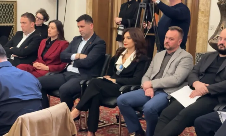 Mbledhja me grupin e PS/ Rama poshtëron Spiropalin, e ulin në fund të sallës pranë Zegjinesë