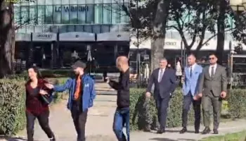 Mblidhet grupi i PS para nisjes së seancës, socialistët nisin të paraqiten në Kuvend (VIDEO)