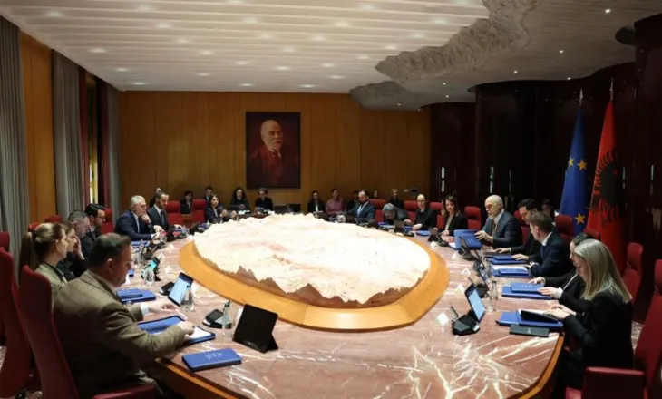 Me Albana Koçiun në krah si zv.kryeministre, Rama zbulon pamjet nga mbledhja e parë e qeverisë me ministrat e rinj