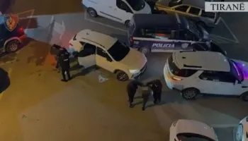 Me armë në makinë për shitje, arrestohet 40-vjeçari në Tiranë, pranga edhe pasagjerit