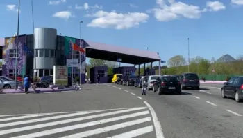 “Më lirë dhe më cilësore”/ Nafta në Shqipëri më e shtrenjtë në rajon, qytetarët dynden drejt Malit të Zi