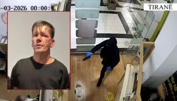 Me pistoletë në dorë, duke goditur derën me shkelma, pamje nga grabitja e exchange-it në Tiranë