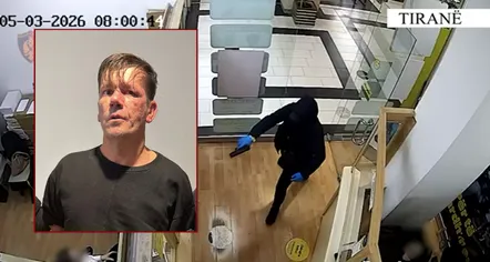 Me pistoletë në dorë, duke goditur derën me shkelma, pamje nga grabitja e exchange-it në Tiranë