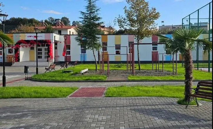 Me standarde bashkëkohore, Rama publikon pamjet: Shkollë e re dhe ambiente sportive në Shezë të Peqinit