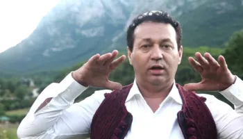 “Me zanin e Bjeshkëve” kushtuar pasurisë së këngës sonë popullore, në skenë Gëzim Nika i shoqëruar nga…