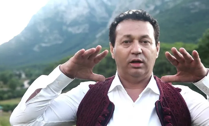 “Me zanin e Bjeshkëve” kushtuar pasurisë së këngës sonë popullore, në skenë Gëzim Nika i shoqëruar nga…