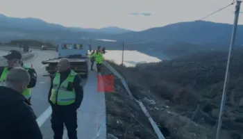 “Më zuri gjumi dhe e pashë veten jashtë rruge”/ Flet shoferi që u përplas me barrierën dhe ra nga lartësia në Morinë