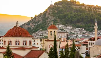 Media britanike “The Sun”: Shqipëria, perla e fshehur e Evropës me histori të lashtë dhe bregdet spektakolar