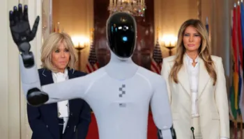 Melania Trump shoqërohet në Shtëpinë e Bardhë nga një robot android