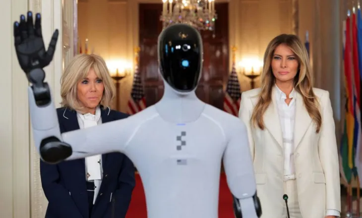 Melania Trump shoqërohet në Shtëpinë e Bardhë nga një robot android