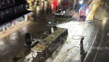 Merr flakë autobusi në Zvicër, 6 të vdekur, shqiptari dëshmitar: Një person i vuri flakën vetes