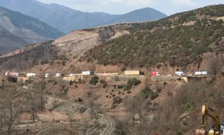 Merr fund bllokimi pas 11 ditësh! Rihapet qarkullimi për mjetet në Librazhd-Prrenjas