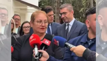 “Merrni përkthyes kur vini në Tetovë”/ Gazetari përplaset me ministren e Arsimit të Maqedonisë së Veriut: Nuk më duhet…