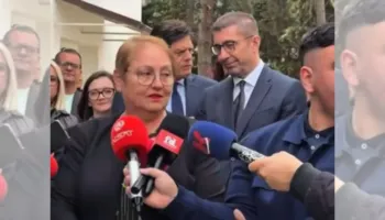 “Merrni përkthyes kur vini në Tetovë”, gazetari përplaset me ministren maqedonase: Nuk e di kujt i duhet…