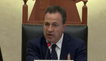 Mes kaosit dhe braktisjes së sallës nga opozita, mazhoranca voton në Kuvend projektligjet e rendit të ditës