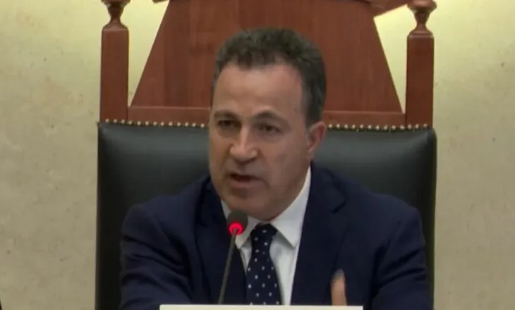 Mes kaosit dhe braktisjes së sallës nga opozita, mazhoranca voton në Kuvend projektligjet e rendit të ditës