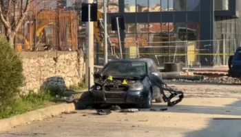 Mesazh me tritol në Lezhë?! Shpërthim me eksploziv makinës së agjentit të Krimeve, policia: Dëme materiale (EMRI)