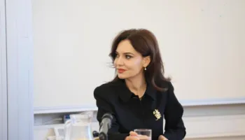 Mesazhi i koduar i Spiropalit një ditë pas përplasjes me Ramën në Grupin e PS-së: Mbaje fytyrën nga drita, hijet mbeten pas