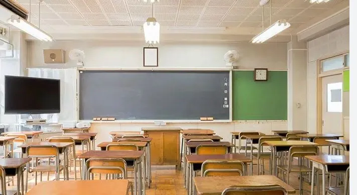 Mësuesi është ai që të hap derën, në të cilën ti duhet të hysh vet…