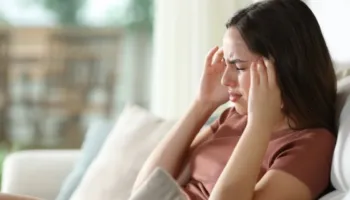 Migrena më e zakonshme në pranverë – mjeku theksoi shkaktarët kryesorë