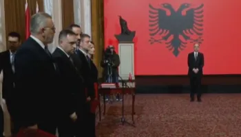 Ministrat e rinj para Begajt, marrin detyrën pas betimit me dorën mbi Kushtetutë