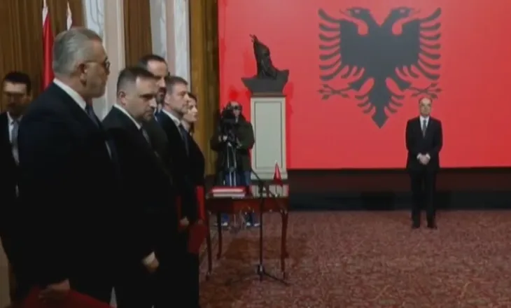 Ministrat e rinj para Begajt, marrin detyrën pas betimit me dorën mbi Kushtetutë