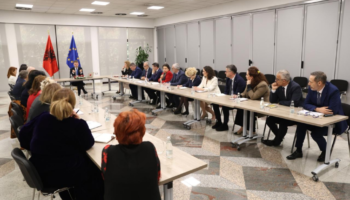 Ministri Hoxha mbledh shtabin e posaçëm, ja masat e para për sigurinë e shqiptarëve në Lindjen e Mesme