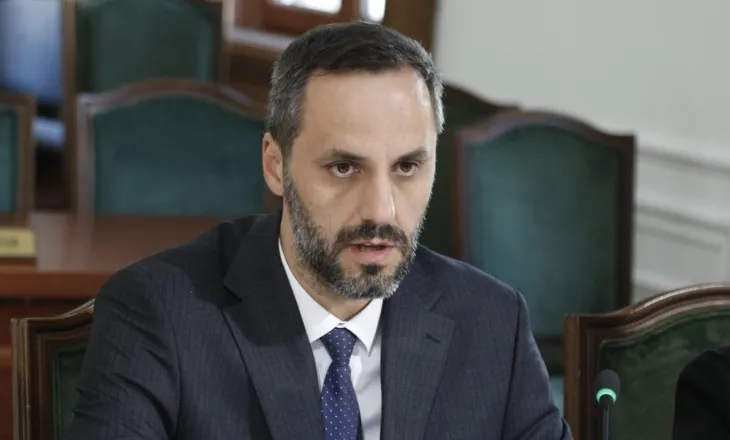 Ministri i Drejtësisë gjobit 3 noterë dhe 2 ndërmjetës të pasurive të paluajtshme