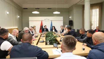 Ministri Jaupaj dakordësi me operatorët e rafting, zgjatet sezoni i lundrimit në Vjosë