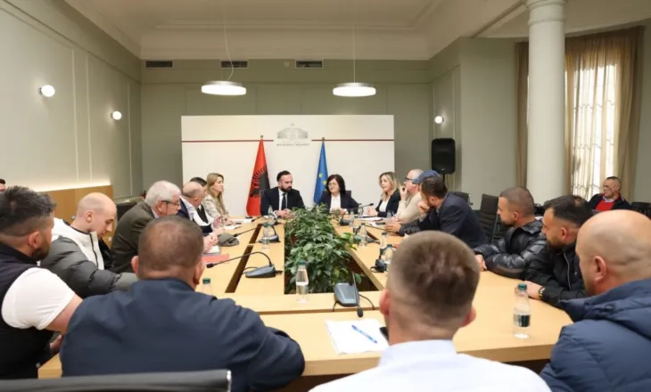 Ministri Jaupaj dakordësi me operatorët e rafting, zgjatet sezoni i lundrimit në Vjosë