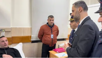 Ministri Lamallari viziton në spital policët e plagosur: Mjerim i madh e pabesi të përdorësh të miturit për të sulmuar me molotovë