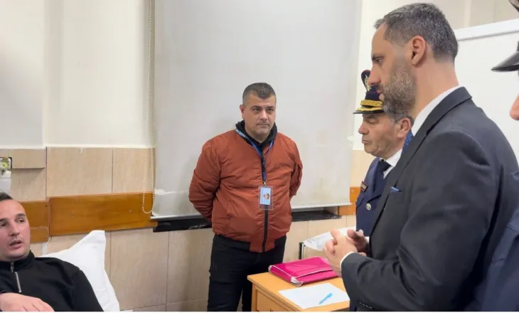 Ministri Lamallari viziton në spital policët e plagosur: Mjerim i madh e pabesi të përdorësh të miturit për të sulmuar me molotovë
