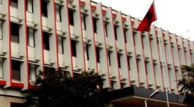 Ministria e Jashtme apel shqiptarëve në Iran: Kontaktoni Ambasadën në Ankara para udhëtimit drejt Shqipërisë përmes Turqisë