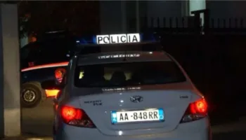 MINUTA E FUNDIT – Humb jetën shoferi, makina përplaset me shtyllën dhe murin në aksin Shtoj- ish- Reparti Ushtarak