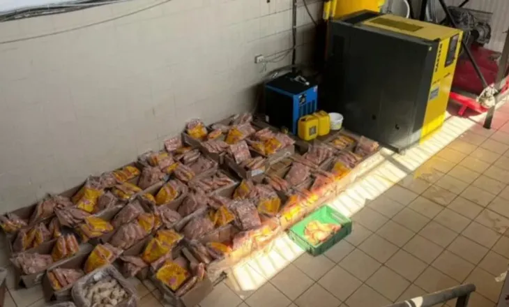 Mishi me probleme në KMY, AKU bllokon 738 kg fileto pule dhe një sasi djathi në “Bonum”