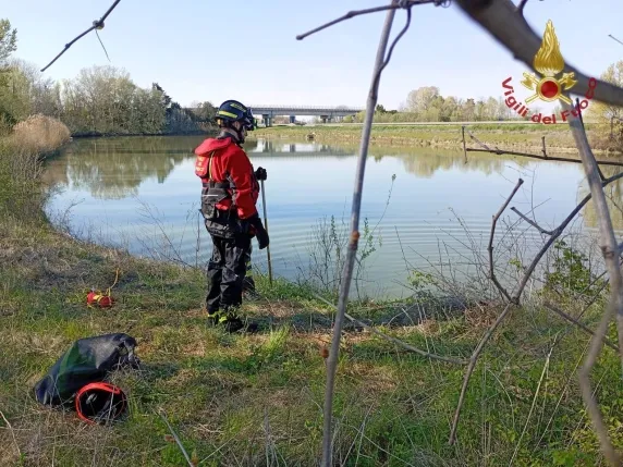 Mister në Itali! Një grua dhe një foshnjë gjenden të pajetë në liqen