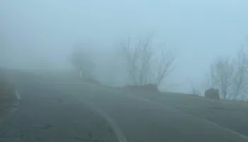 Mjegull e dendur në rrugën Burrel–Skuraj, vështirësi për drejtuesit e mjeteve