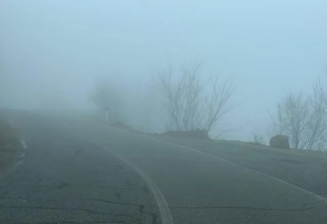 Mjegull e dendur në rrugën Burrel–Skuraj, vështirësi për drejtuesit e mjeteve