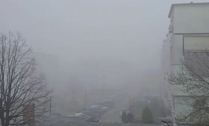 Mjegulla pushton Kukësin, kufizohet shikueshmëria në qytet dhe në akset nacionale