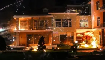 Molotovë në protestën e opozitës, reagon për Top Channel Ambasada Amerikane: Aktorët politikë të refuzojnë dhunën