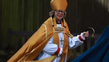 Moment historik për Anglinë/ Kurorëzohet kryepeshkopja e parë